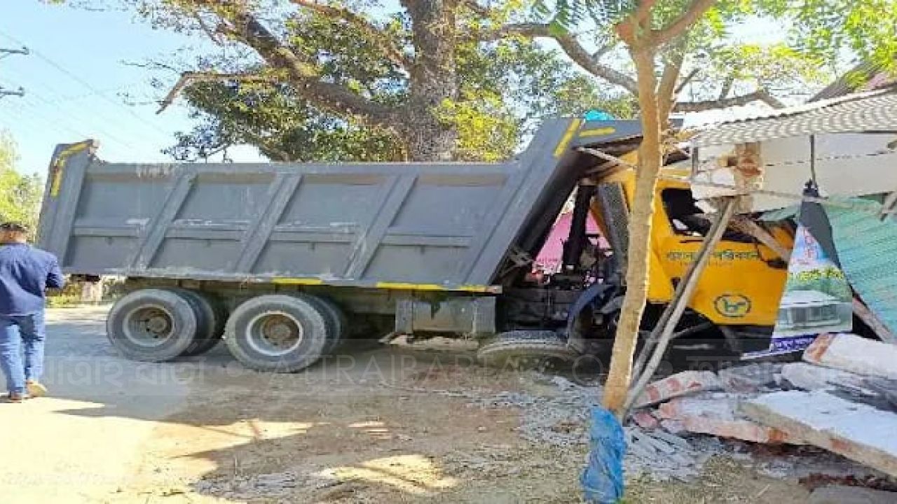 খানসামায় ডাম্প ট্রাক-হেরোর সংঘর্ষ, ২ জন আহত 