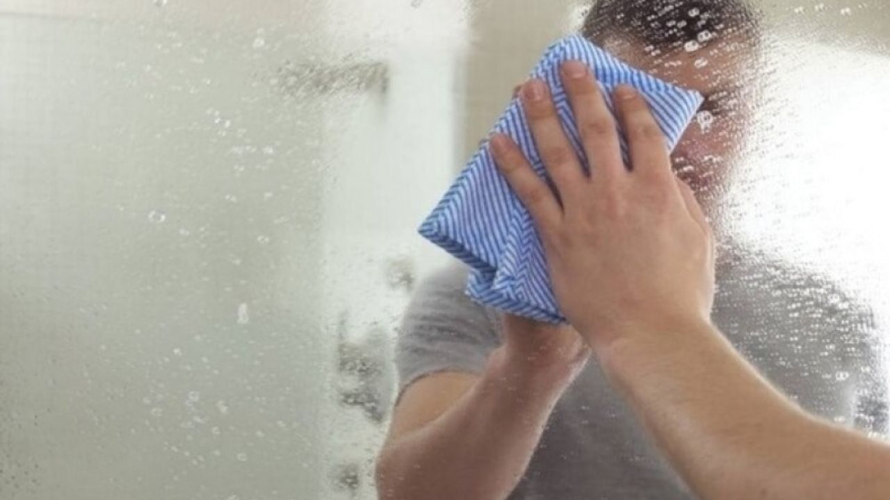 ঘোলাটে আয়না পরিষ্কার করার ৩ সহজ উপায়