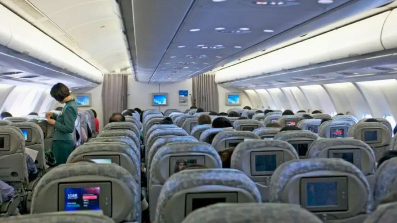 বিমানে একসঙ্গে গেলেও আলাদা বসছেন যুগলরা, কেন বাড়ছে এই ‘সিট ডিভোর্স’ প্রবণতা?