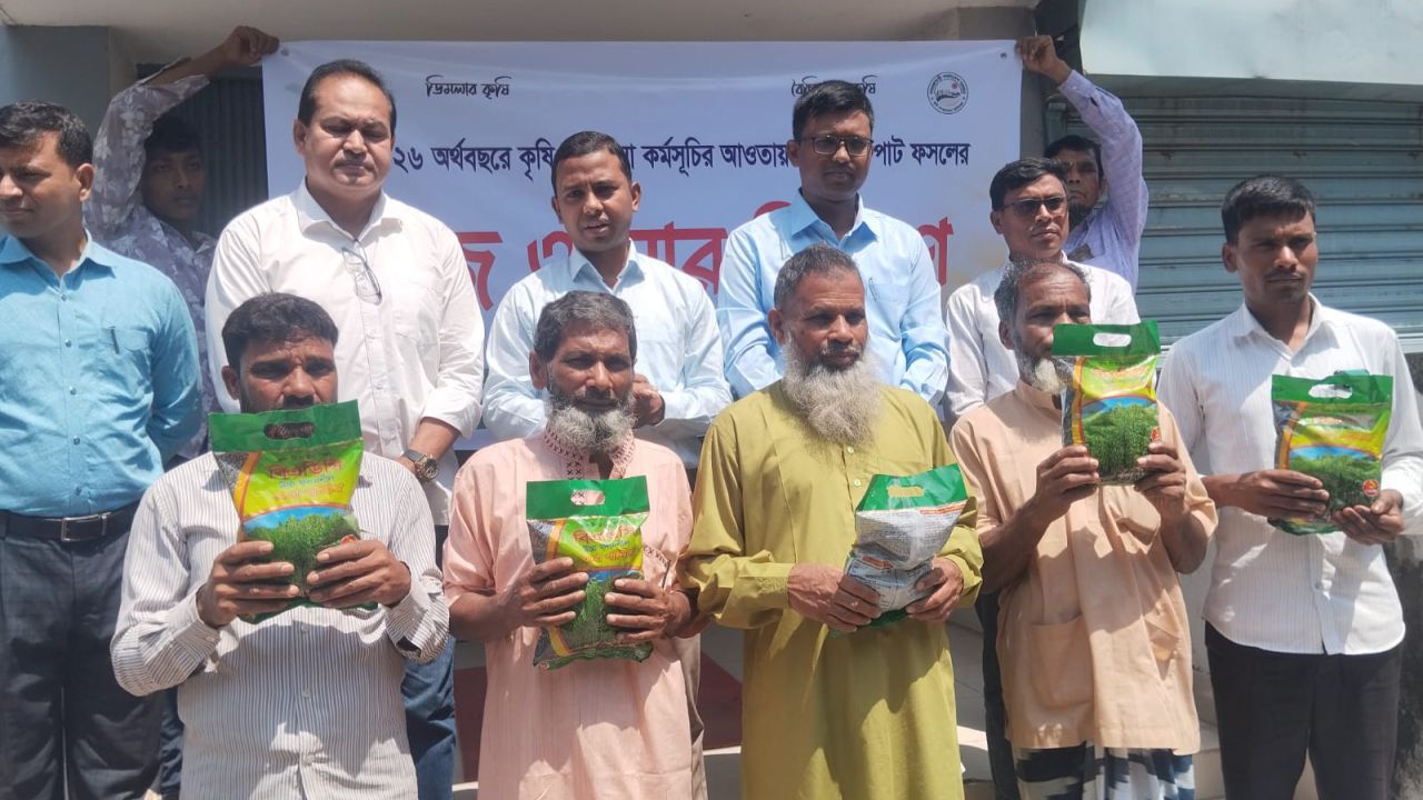 ডিমলায় প্রণোদনা কর্মসূচির আওতায় ৩৩০ জন কৃষকের মাঝে বীজ ও সার বিতরণ 