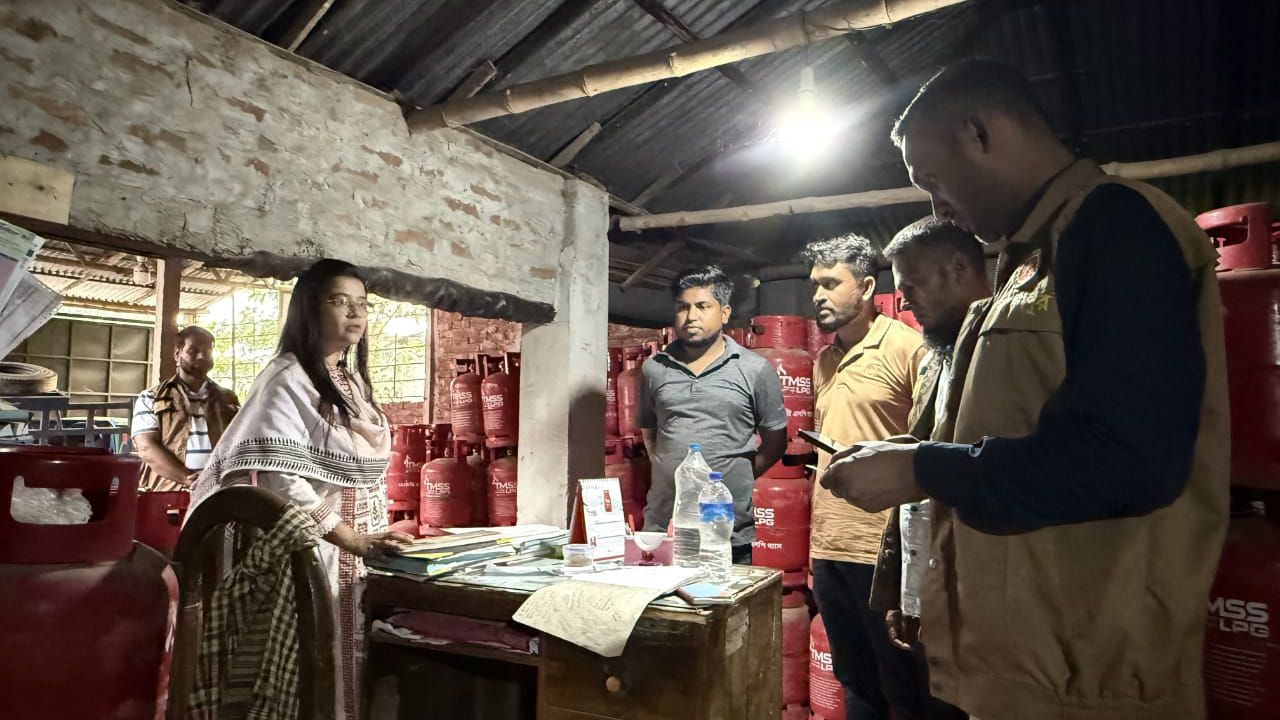 কালীগঞ্জে লাইসেন্সবিহীন গ্যাস সিলিন্ডার মজুদ করে কৃত্রিম সংকট: ১ লাখ ৫০ হাজার টাকা জরিমানা