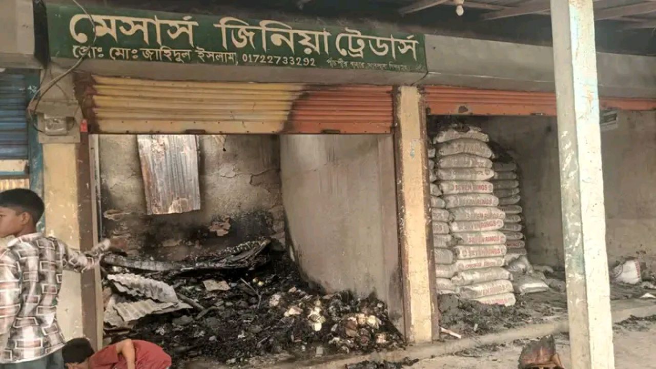খানসামার পাঁচপীর বাজারে গভীর রাতে ভয়াবহ অগ্নিকাণ্ড, ছাই হয়ে গেল ৫ দোকান