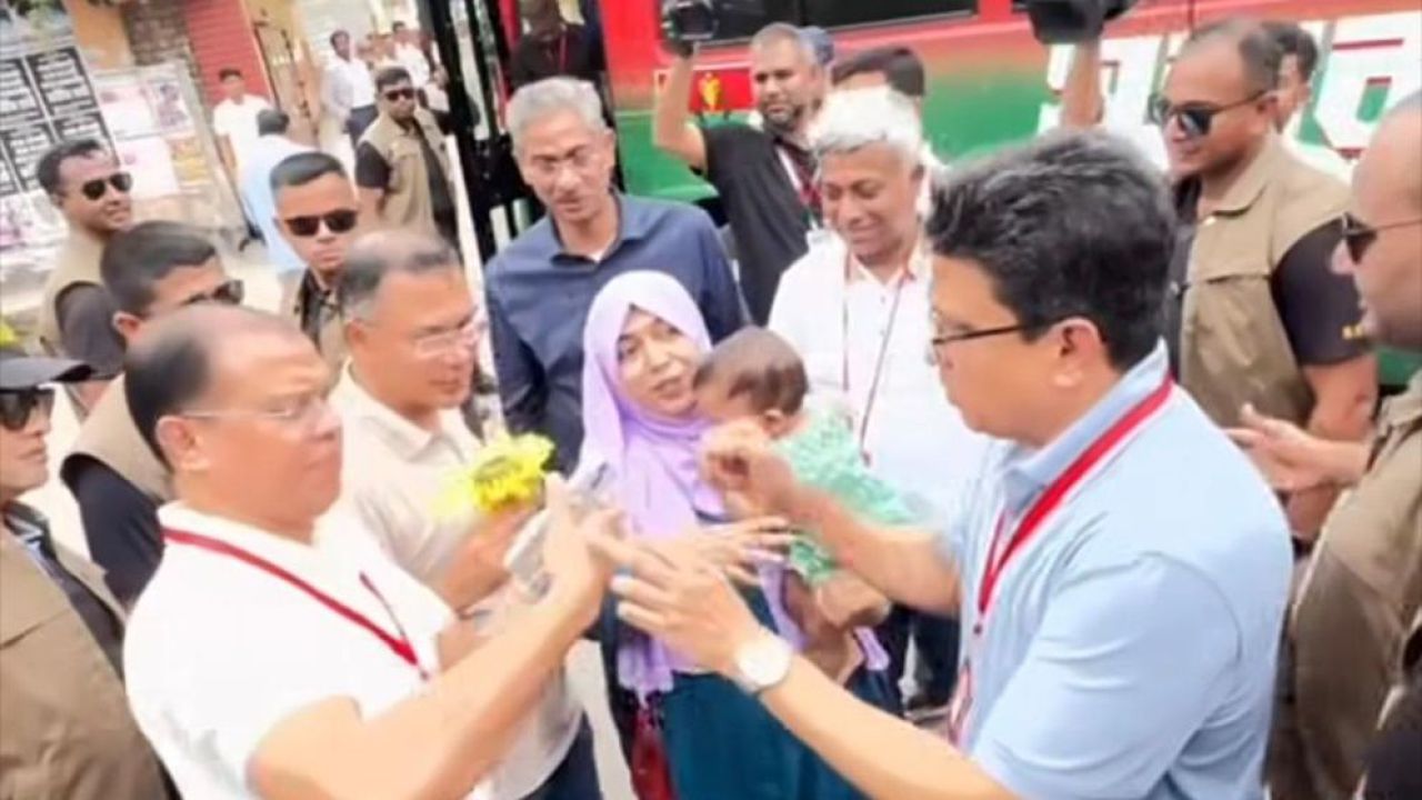 বাস থেকে নেমে ডেকে নেওয়া সেই শিশুর জন্য উপহার পাঠালেন প্রধানমন্ত্রী