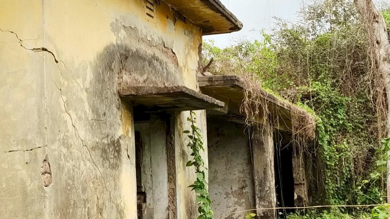 মৃতপ্রায় আবহাওয়া অফিস, নেই দরজা-জানালা