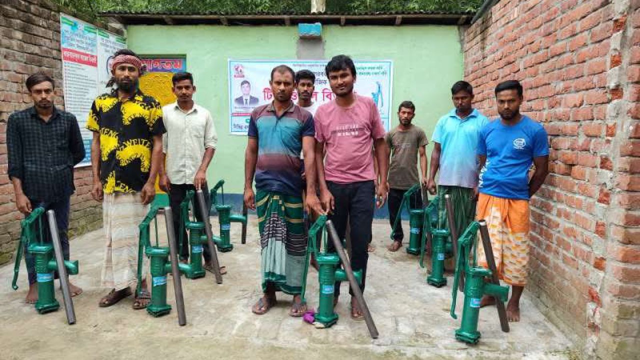ডিমলায় স্বপ্নের রামডাংগা সামাজিক সংগঠনের উদ্যোগে নলকূপ বিতরন 