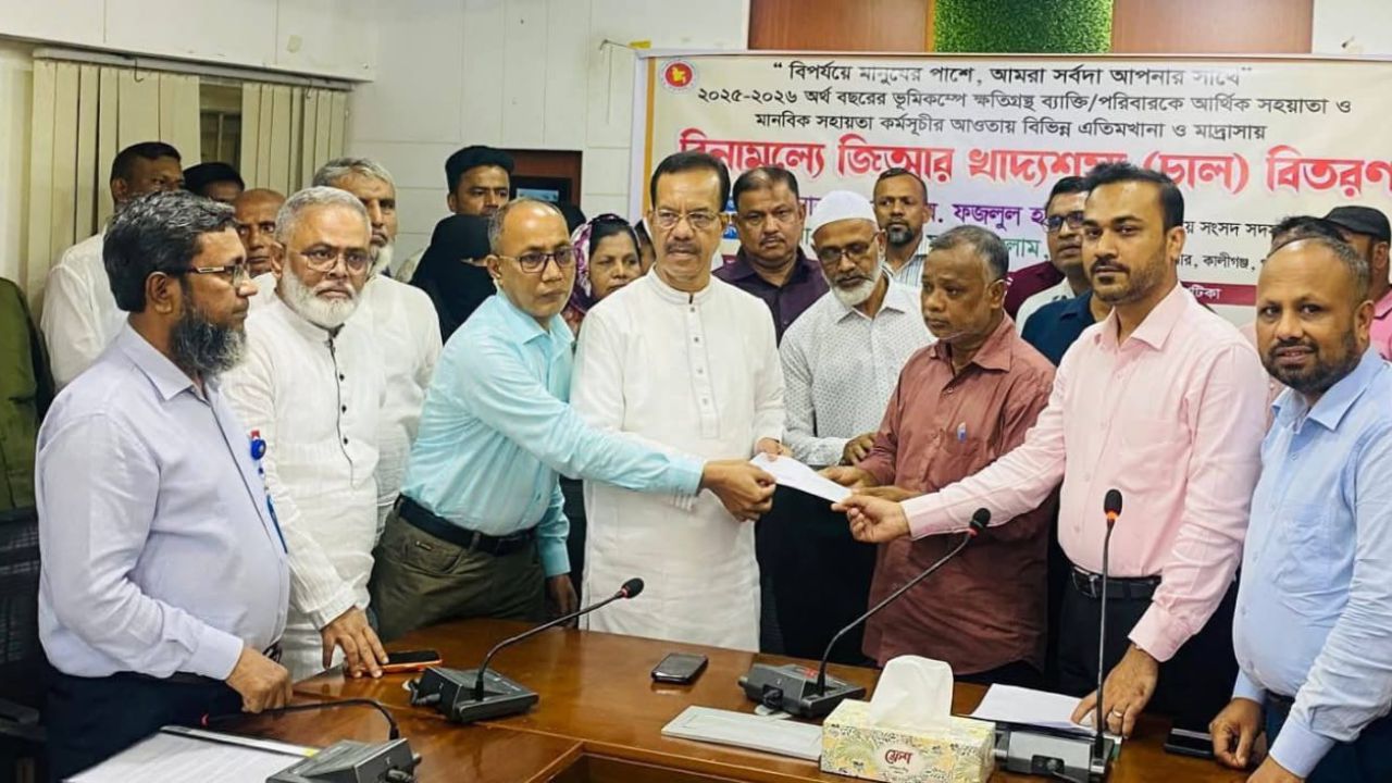 পল্লী বিদ্যুতের খুঁটি ধসে শিক্ষিকার মৃত্যু: এক মাস পর ক্ষতিপূরণের চেক হস্তান্তর, অবকাঠামোগত নিরাপত্তা নিয়ে নতুন প্রশ্ন