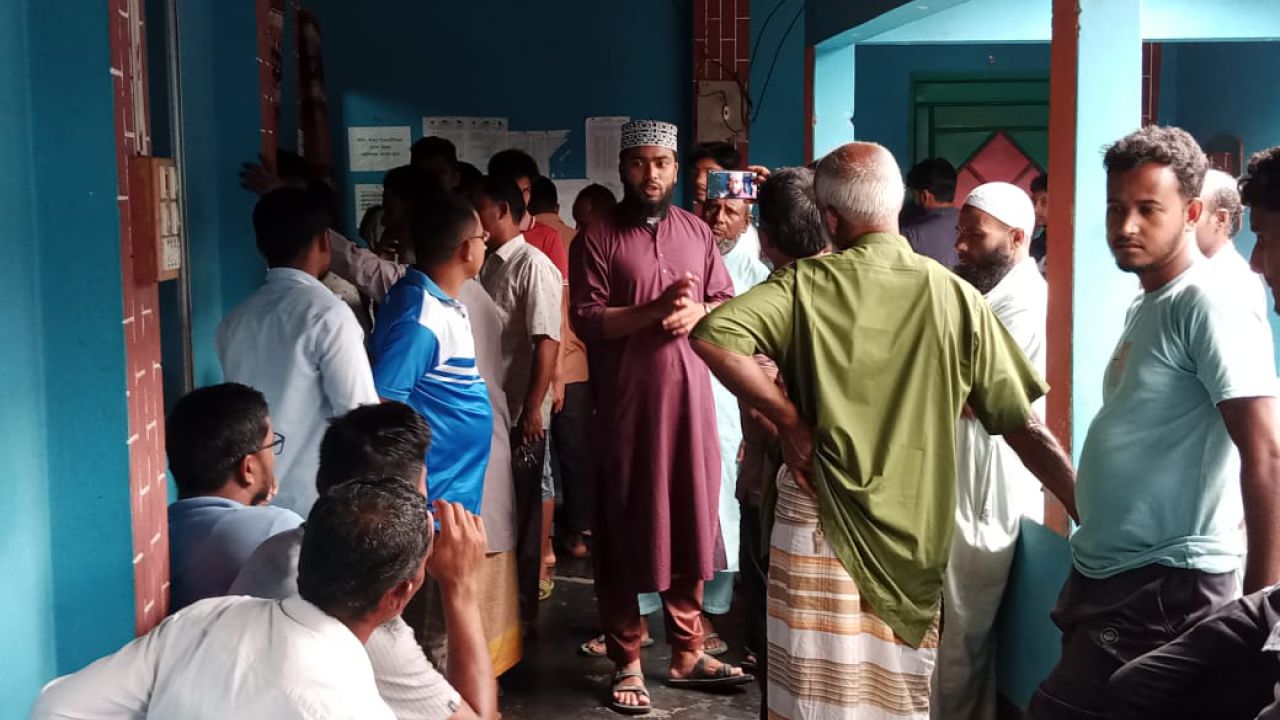 ডিমলায় দুর্নীতির অভিযোগে পল্লী বিদ্যুৎ অফিস ঘেরাও