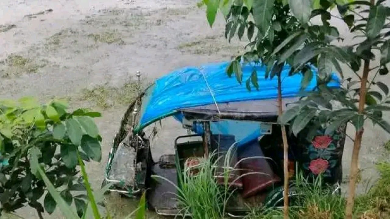 খানসামায় এইচএসসি পরীক্ষার্থী বহনকারী ইজিবাইক খাদে, আহত ৩