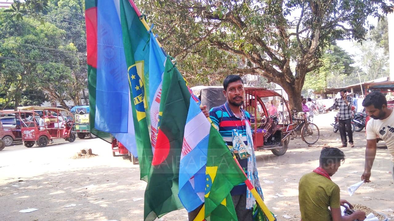 ফুটবল বিশ্বকাপের পতাকা নিয়ে ছুটে চলছে হাবিব