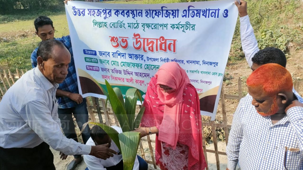 খানসামার মাদ্রাসায় বৃক্ষরোপণ করলেন ইউএনও