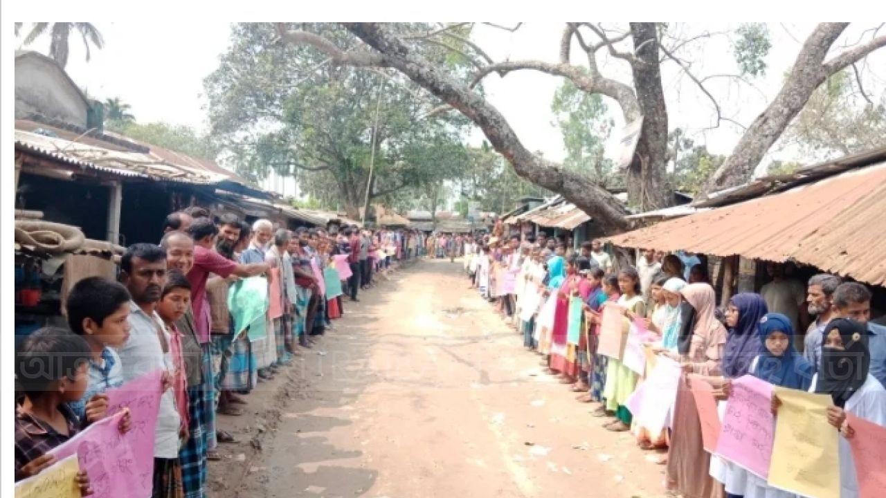 চিরিরবন্দরে ড্রাম ট্রাক চলাচল ও বালুরঘাট বন্ধের দাবীতে মানববন্ধন