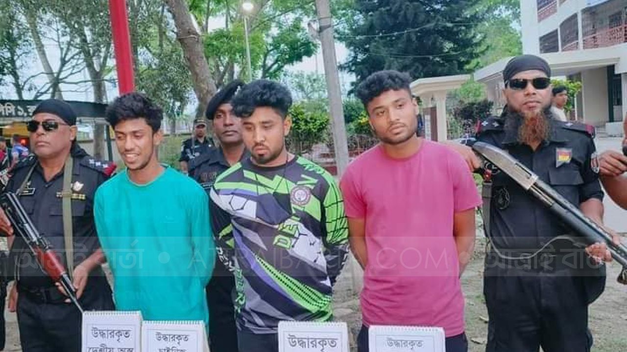 প্রায় ৪ কোটি টাকার হেরোইন ও অস্ত্রসহ খানসামা উপজেলার রামনগর এলাকার ২ ভাই ও চাচাসহ ৩ মাদক ব্যবসায়ী র‌্যাবের হাতে আটক