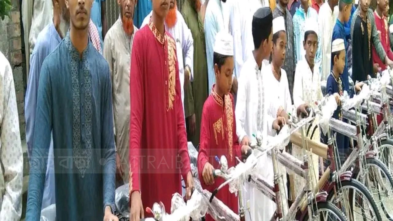জামায়াতের সঙ্গে ৯০দিন পাঁচ ওয়াক্ত নামাজ আদায় করায় ১৫ শিশু-কিশোরকে সাইকেল উপহার