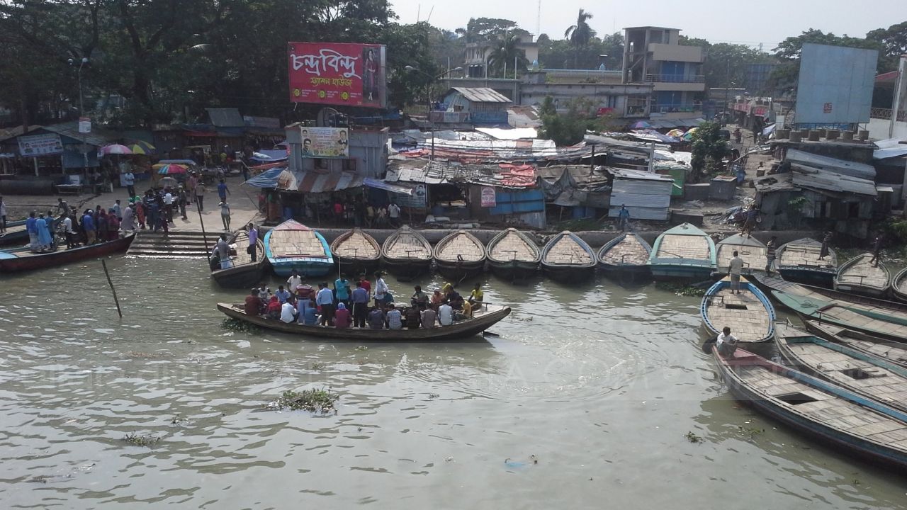 আজমিরীগঞ্জে মালবাহী নৌকা লু টে র অ ভি যো গ