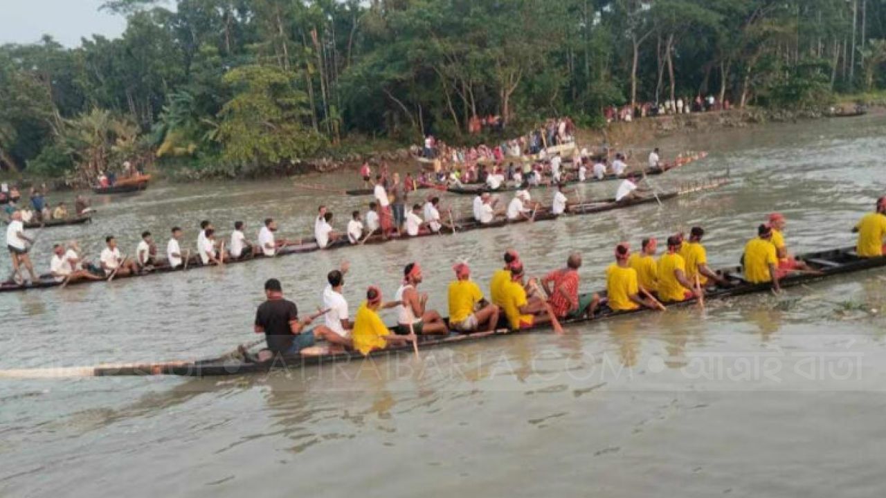 ঐতিহ্যবাহী নৌকাবাইচ যেনো নদীর বুকে আনন্দের ঢেউ