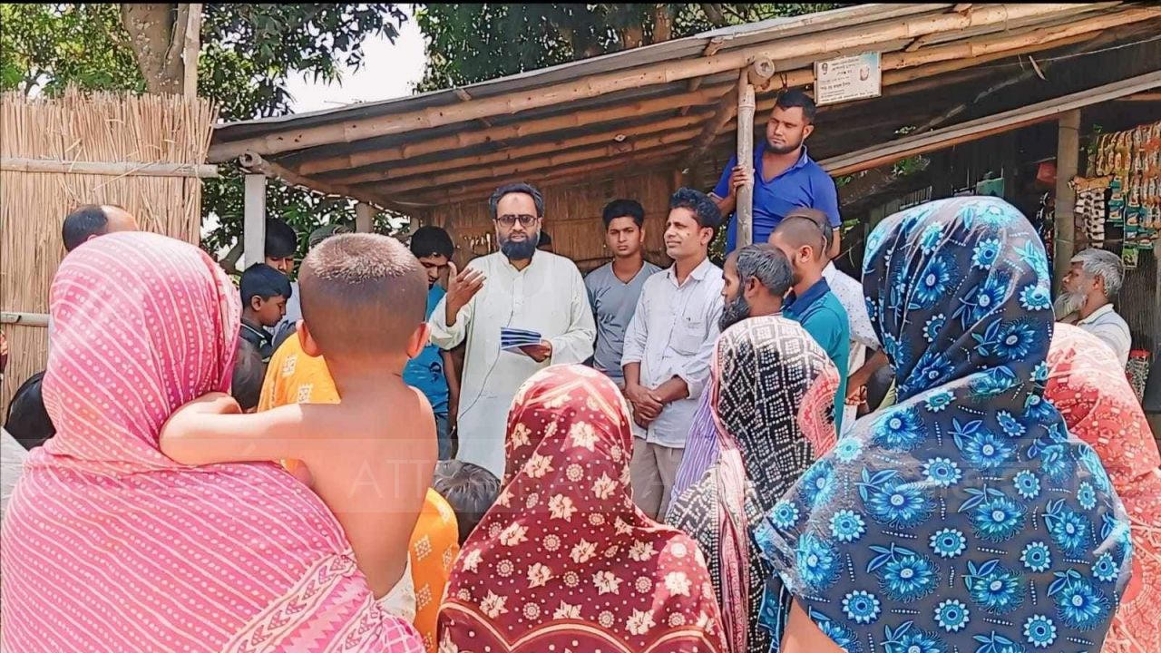 সিংড়ায় পরিবেশ ও প্রকৃতি সুরক্ষায় লিফলেট বিতরণ