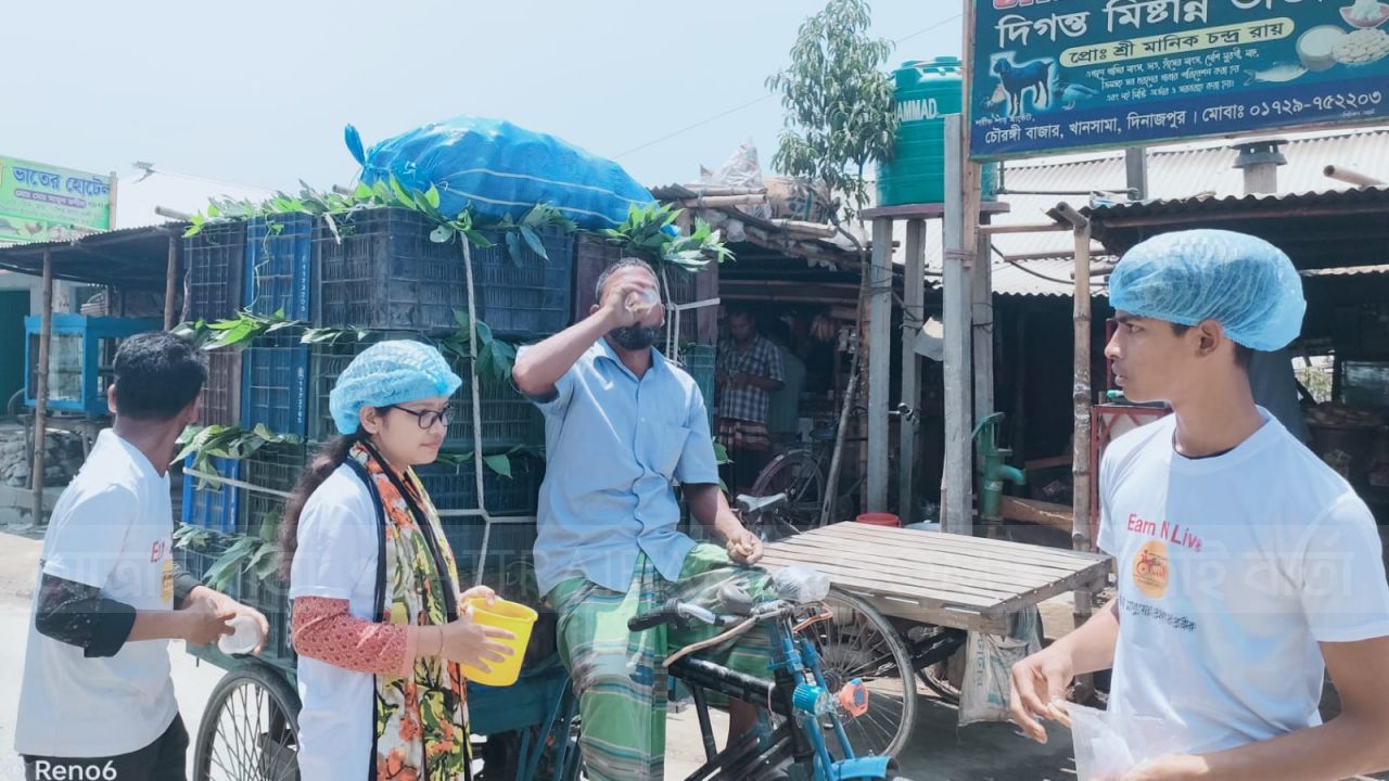 খানসামায় তৃষ্ণার্ত পথচারীদের মাঝে ঠান্ডা শরবত বিতরণ