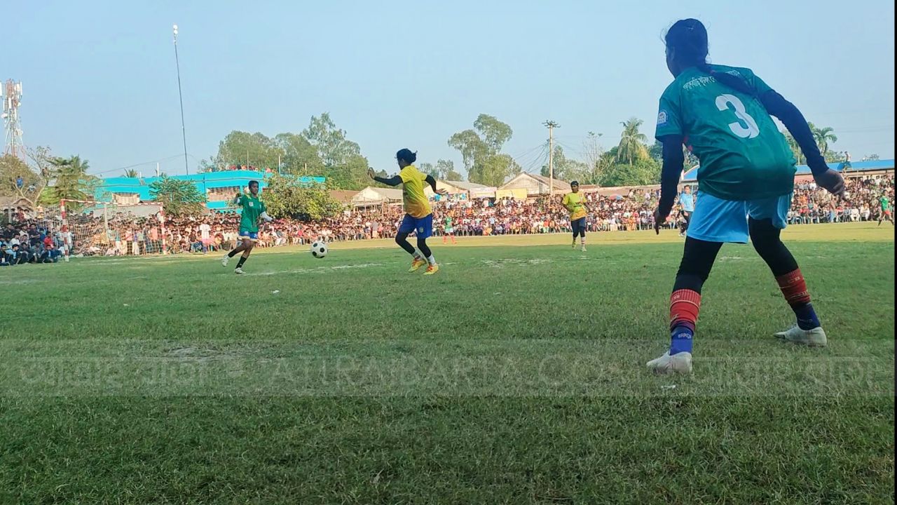 সিংড়ায় নারী ফুটবল ম্যাচ দেখতে দর্শকদের উপচে পড়া ভিড়