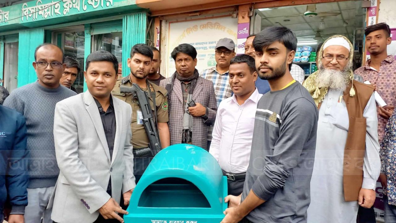 সিংড়া শহর পরিচ্ছন্ন রাখতে ৫৩৬টি ডাস্টবিন বিতরণ