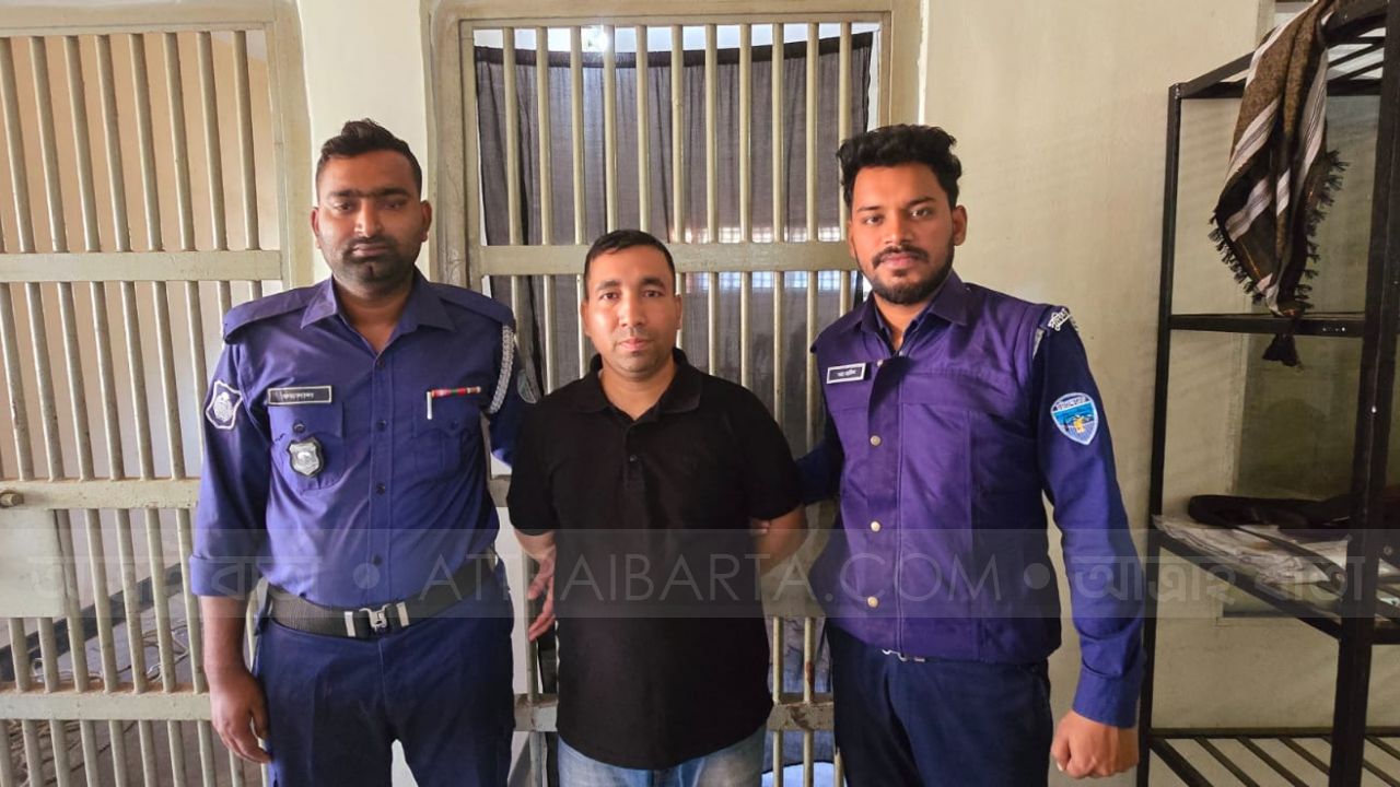 হুইপ কমলের ব্যাক্তিগত পিএস সেচ্ছাসেবকলীগ নেতা আবু বক্করকে  গ্রেফতার করেছে পুলিশ।